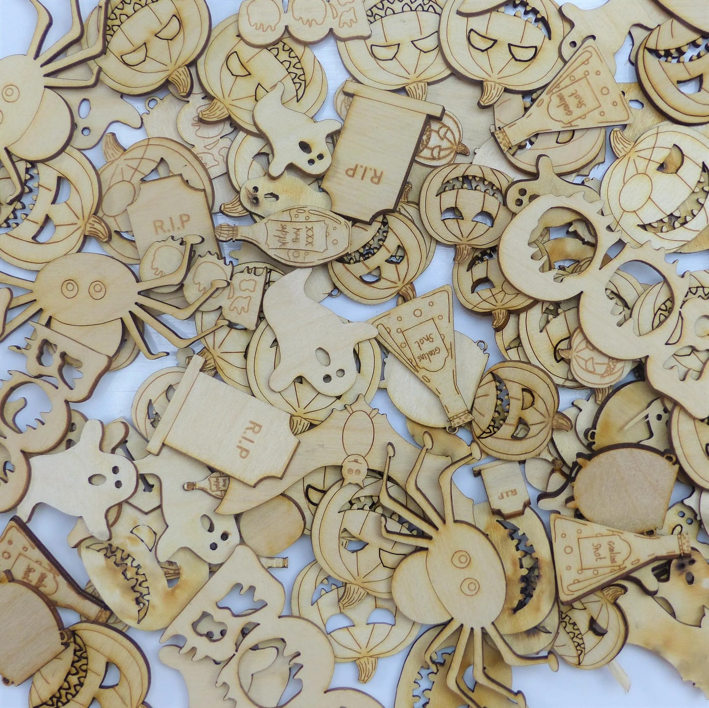 Mini wooden Halloween ghost decorations for children, low-priced wooden hanging ghost shaped decorations